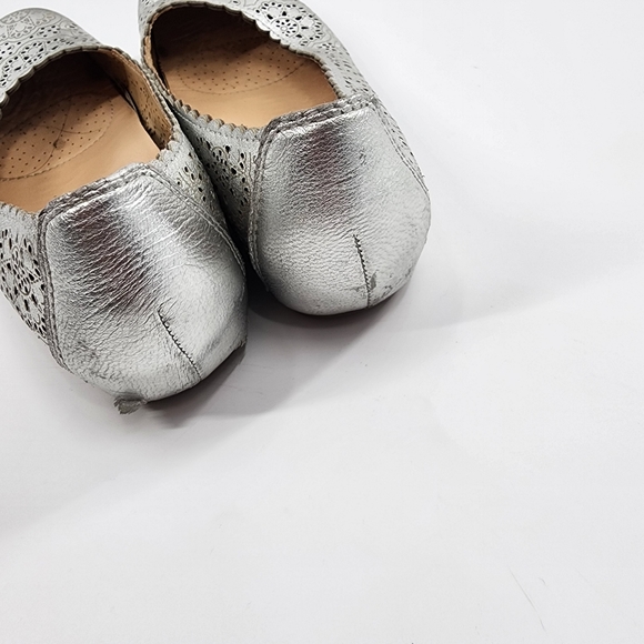 Women's 8 B Earthies Bindi Silver Leather Ballet Flat Shoes Loafer Perforated - Picture 5 of 13